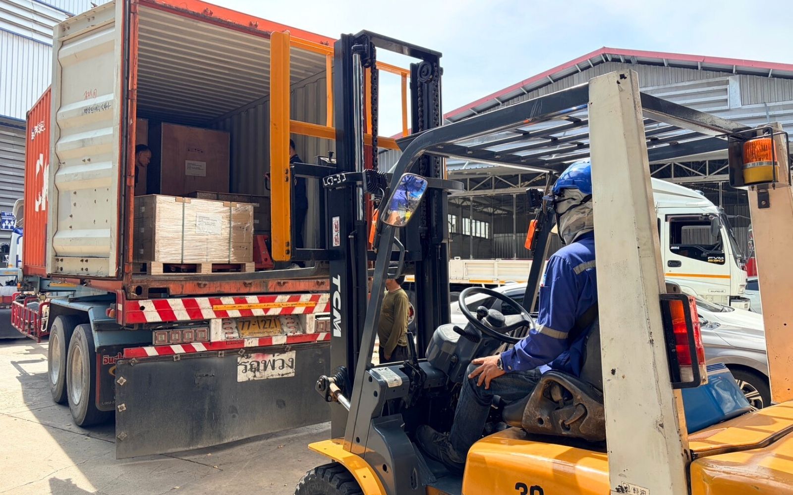 ให้เช่าโฟล์คลิฟท์พร้อมคนขับ ชลบุรี